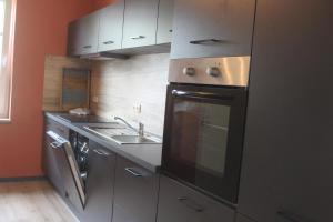 una cocina con horno y fregadero. en Landperle Darze en Altenhof
