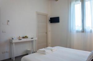 A bed or beds in a room at La Silvana B&B