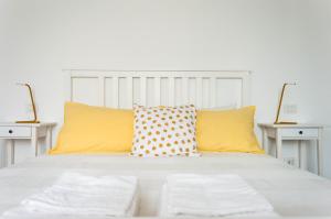 A bed or beds in a room at La Silvana B&B