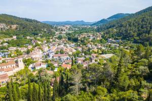una vista aerea di una piccola cittadina in montagna di Studio de charme Le Rose, 25m2, dans propriété au calme avec piscine by Le mas de Louise et Sacha a Solliès-Toucas