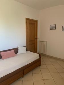 łóżko z 2 poduszkami w pokoju w obiekcie Casetta Eva w mieście Anacapri