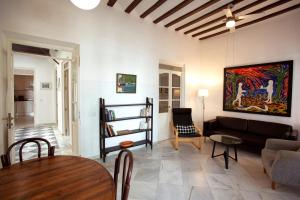ein Wohnzimmer mit Sofa und Tisch in der Unterkunft Barroso 4 by 7Escalones in Rota