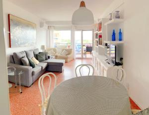 uma sala de estar com um sofá e uma mesa em Apartamento Roquetas de Mar Urbanización, 2 dormitorios, Gran Terraza con vista al mar, wi-fi, parking y piscina em Roquetas de Mar