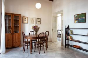 ein Esszimmer mit einem Holztisch und Stühlen in der Unterkunft Barroso 4 by 7Escalones in Rota