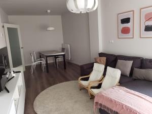 - un salon avec un canapé, des chaises et une table dans l'établissement Apartamento Palacio de los Toledo, à Corella