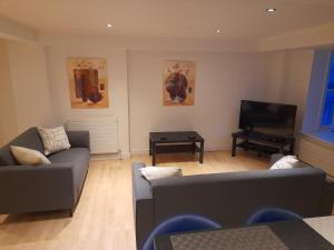 un soggiorno con divano e TV di North Laine Deluxe Apartment sleeps 6 a Brighton & Hove