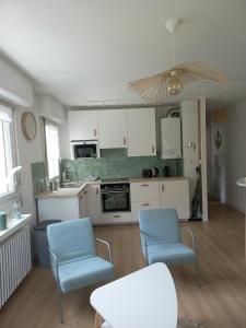 O bucătărie sau chicinetă la La Baule, appartement proche commerces et plage