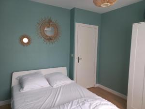 Un pat sau paturi într-o cameră la La Baule, appartement proche commerces et plage