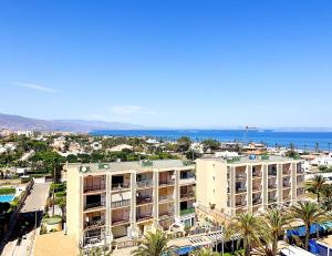 uma vista aérea de uma cidade e do oceano em Apartamento Roquetas de Mar Urbanización, 2 dormitorios, Gran Terraza con vista al mar, wi-fi, parking y piscina em Roquetas de Mar