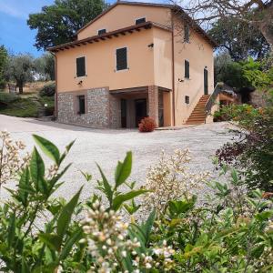 vista esterna di una casa con vialetto di Agriturismo Il Truffarello TODI a Todi