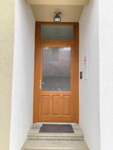 drewniane drzwi w budynku z korkiem w obiekcie Toronyi Vendégház w mieście Torony