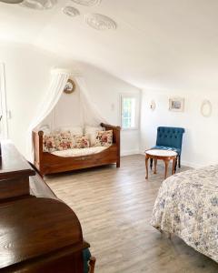 een slaapkamer met een bed, een tafel en een stoel bij LE VIEUX MOULIN in Bouhet