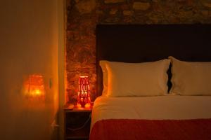 1 dormitorio con 1 cama con lámpara roja en una mesita de noche en Riad Shanima SPA Marrakech, en Marrakech