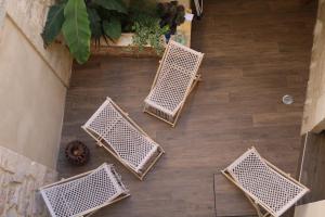 vistas panorámicas a las sillas de mimbre en el suelo de madera en La Barrack Broc en Aimargues