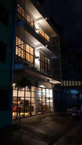 un bâtiment éclairé la nuit avec des lumières allumées dans l'établissement Beautiful Super Modern Gigantic Designer Home, à Bangkok