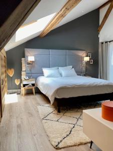sypialnia z dużym łóżkiem z niebieską ścianą w obiekcie Appartement Mocca au coeur de Chamonix Mont-Blanc w Chamonix-Mont-Blanc