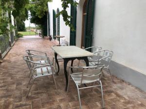uma mesa e cadeiras sentadas num pátio em Agriturismo SS Annunziata em San Vincenzo