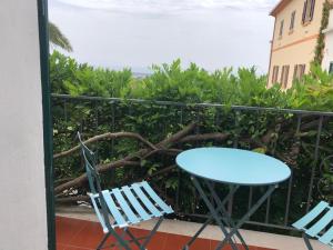 2 sillas y una mesa en el balcón en Agriturismo SS Annunziata, en San Vincenzo