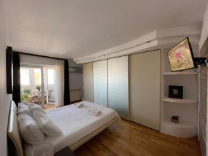 een slaapkamer met een groot wit bed en een raam bij Riviera Apartment in Constanţa