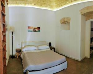 a bedroom with a bed in a white room at Vien dal Mare in Bari