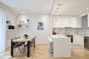 Cucina o angolo cottura di Spacious 2bd Apt in Prime Location next to Divani