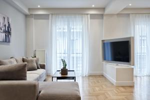 TV o dispositivi per l'intrattenimento presso Spacious 2bd Apt in Prime Location next to Divani
