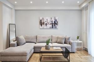 Area soggiorno di Spacious 2bd Apt in Prime Location next to Divani