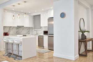 Cucina o angolo cottura di Spacious 2bd Apt in Prime Location next to Divani