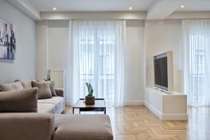 TV o dispositivi per l'intrattenimento presso Spacious 2bd Apt in Prime Location next to Divani
