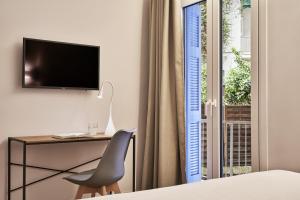 TV o dispositivi per l'intrattenimento presso Spacious 2bd Apt in Prime Location next to Divani
