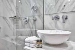 Bagno di Spacious 2bd Apt in Prime Location next to Divani