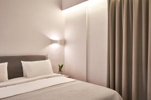 una camera con letto e tenda di Spacious 2bd Apt in Prime Location next to Divani ad Atene