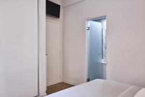 Letto o letti in una camera di Spacious 2bd Apt in Prime Location next to Divani