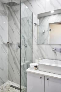 Bagno di Spacious 2bd Apt in Prime Location next to Divani
