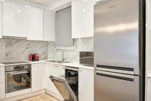 Cucina o angolo cottura di Spacious 2bd Apt in Prime Location next to Divani
