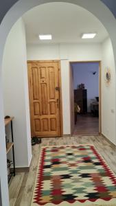 un pasillo con una puerta y una alfombra en el suelo en Iulia Sulina Deluxe, en Sulina