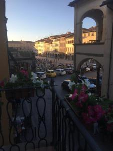una vista de una ciudad con coches aparcados en una calle en Terrazza il canto al romano, en Figline Valdarno