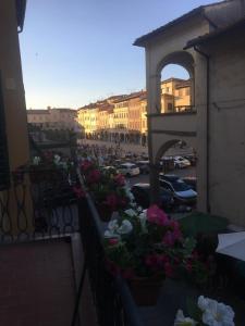 vistas a una ciudad con flores en el balcón en Terrazza il canto al romano, en Figline Valdarno
