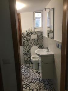 a bathroom with a toilet and a sink at Terrazza il canto al romano in Figline Valdarno