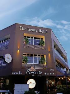 un edificio con piante sul lato di The Grace Hotel a Muar