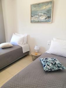 dwa łóżka siedzące obok siebie w sypialni w obiekcie 4 Seasons villa-Sea view w mieście Hersonissos