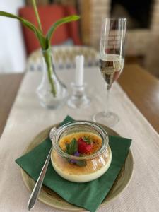 un piatto di cibo su un tavolo con un bicchiere di vino di Seven Springs Hotel a Banya