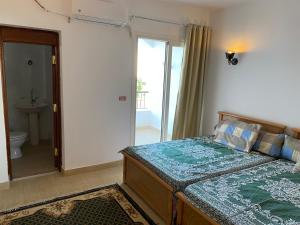 een slaapkamer met een bed en een badkamer bij Palmera Resort Ain Sokna - Building No# 32 Flat No# 4 in Suez