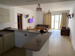 een keuken met een aanrecht en een woonkamer bij Palmera Resort Ain Sokna - Building No# 32 Flat No# 4 in Suez
