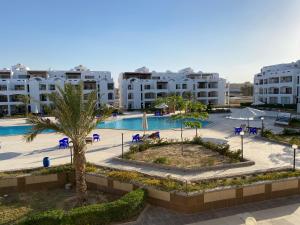 een luchtzicht op een resort met een zwembad bij Palmera Resort Ain Sokna - Building No# 32 Flat No# 4 in Suez