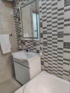 La salle de bains est pourvue d'un lavabo et d'un miroir. dans l'établissement One Bedroom apartment, à San Ġiljan