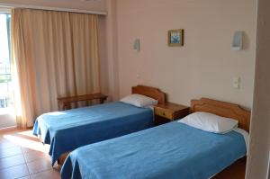 a hotel room with two beds and a window at Klitemnistra Rooms in Mykines