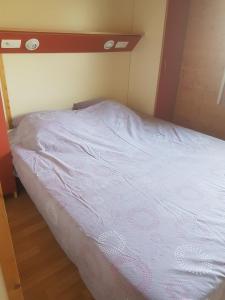 CHALET 35m2 climatisé 2 chambres vue mer客房内的一张或多张床位