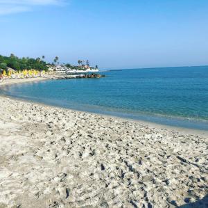 a sandy beach with the ocean in the background at Locazione Turistica - Il gelsomino in Briatico