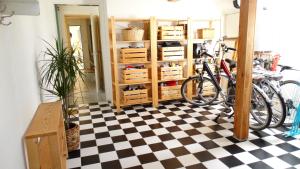 una habitación con bicicletas estacionadas en un piso a cuadros en Vegotel, en Blije